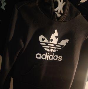 UNIQUEBlack Adidas pullover with heart logo